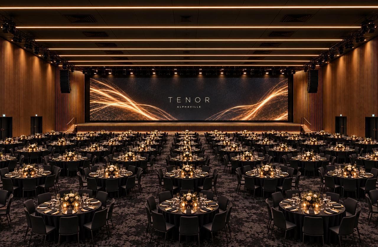 Salão do Espaço Tenor preparado com mesas para um evento